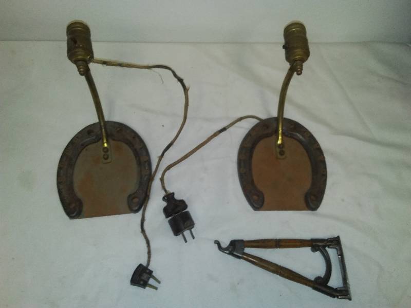 lot 103 image: Vintage 2 horse shoe wall lamps and vintage wall swivel mount