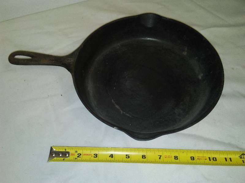 lot 104 image: 10.25 in. Cast Fry Pan, Wagner Ware Sydney