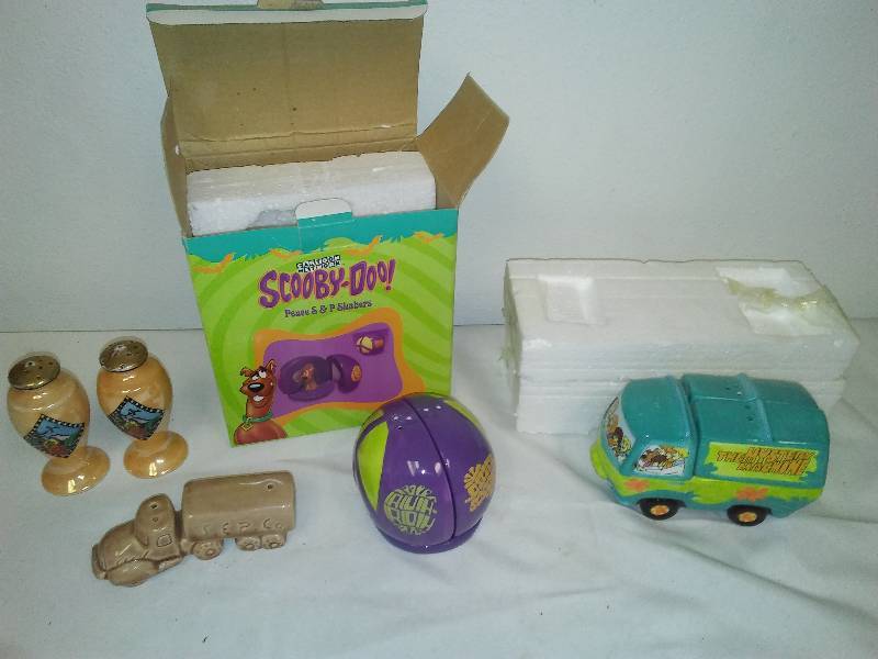 lot 109 image: Vintage Salt and Pepper Shakers, Scooby (2 sets) and Semi-Tractor trailer