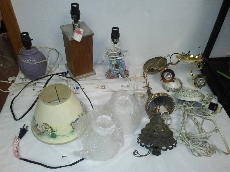 lot 119 image: Lamps, Light Fixtures, Fluorescent