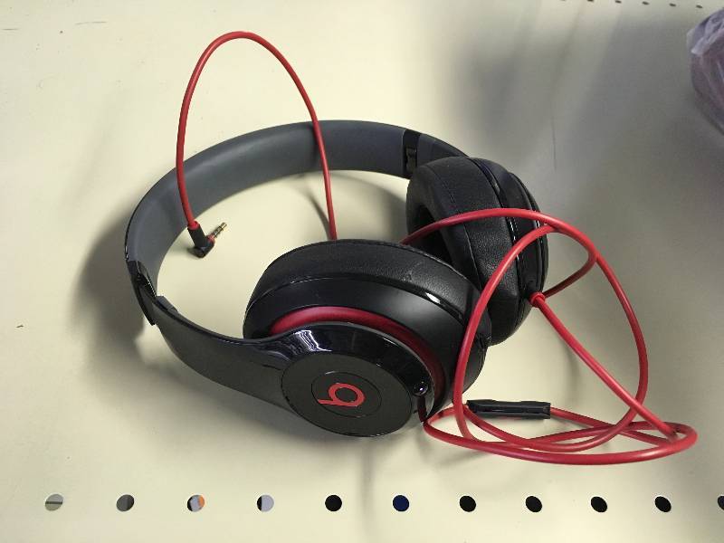 lot 538 image: BEATS MNEN2LLA SOLO3 BLACK, MSRP $199.99