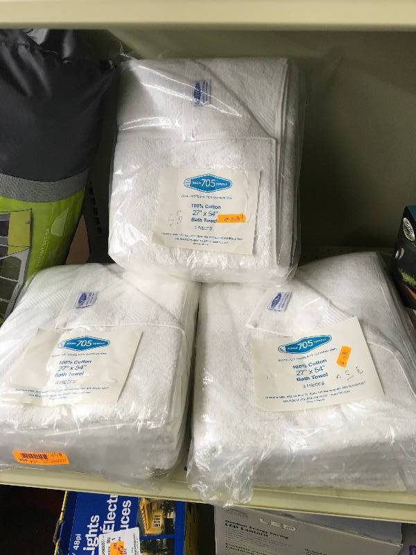 lot 554 image: WHITE BATH TOWELS
