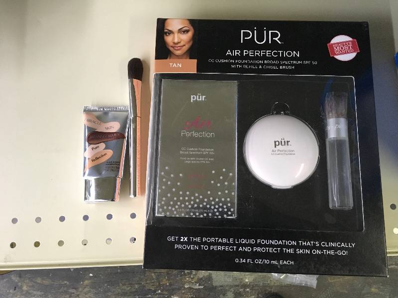 lot 561 image: PUR COSMETICS AIR APPLICATION KIT, MSRP $21.99
