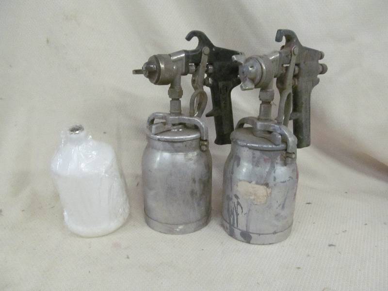 lot 12 image: Paint guns, gun cup
