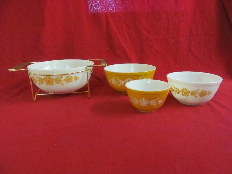 lot 36 image: Pyrex bowl set with stand
