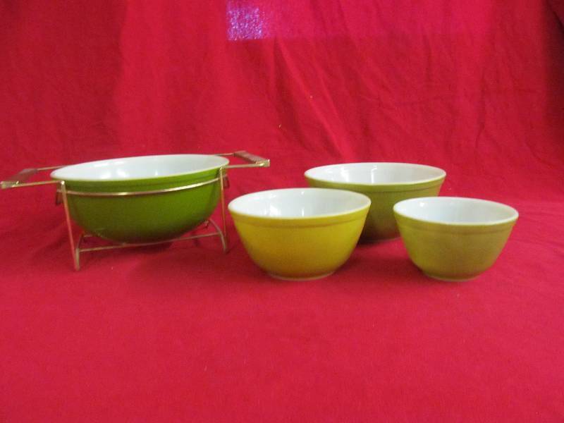 lot 37 image: Pyrex bowl set with stand