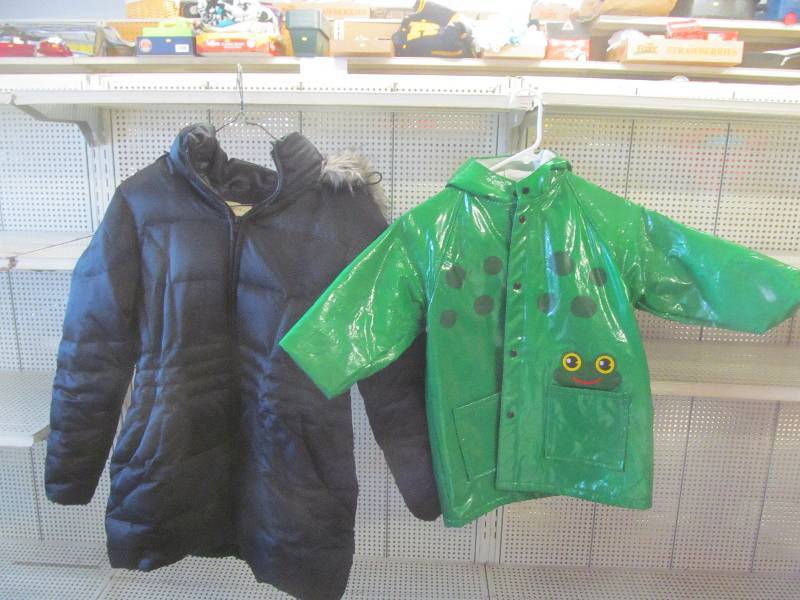 lot 61 image: Childs rain jacket, winter coat