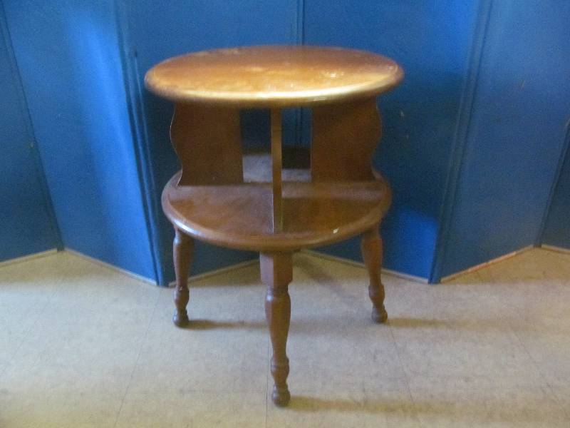 lot 77 image: table