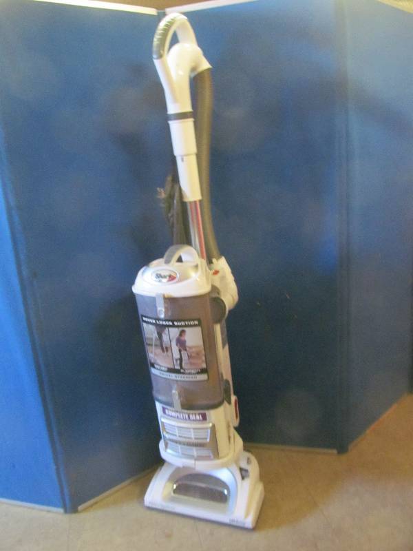 lot 83 image: Shark vacuum