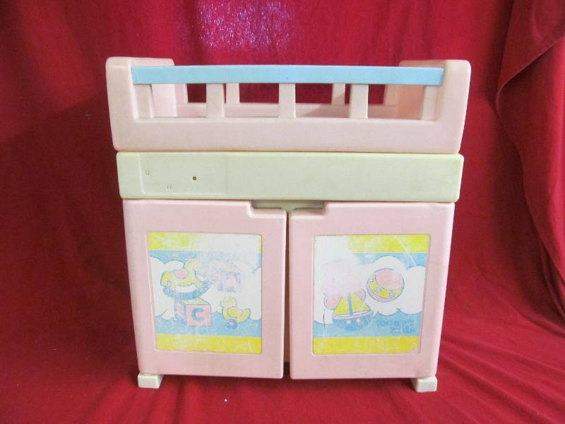 lot 89 image: doll changing table
