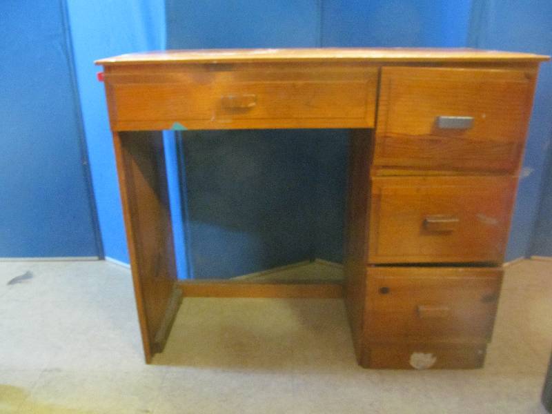 lot 90 image: desk