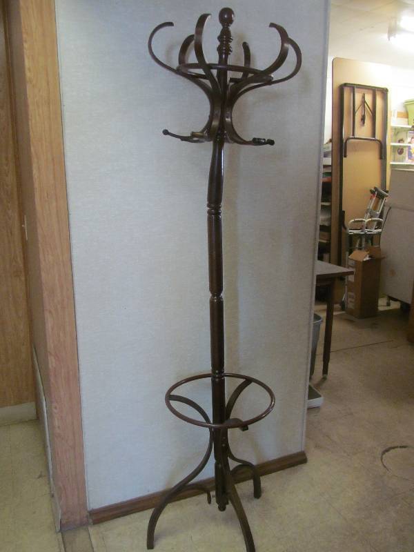 lot 94 image: hall tree