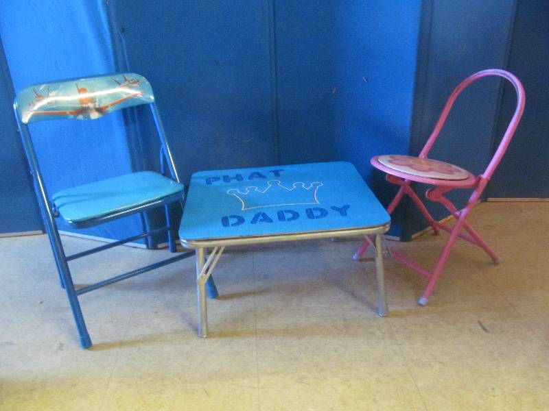 lot 108 image: childrens folding table, chairs