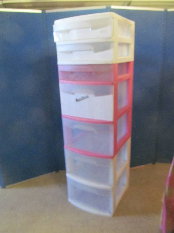 lot 109 image: Sterilite storage drawer cart