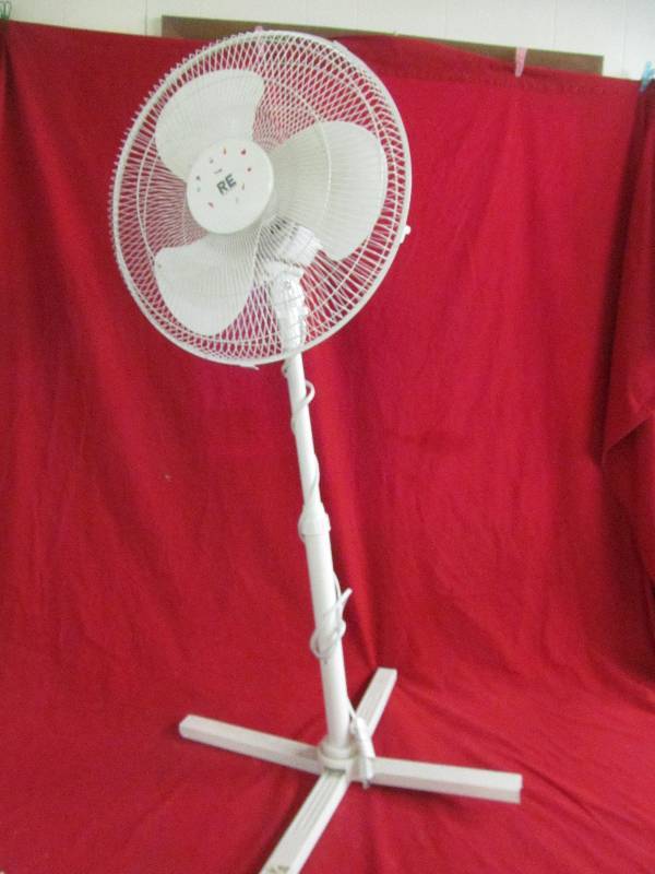 lot 114 image: Room Essential fan