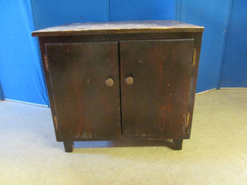 lot 121 image: vintage end table