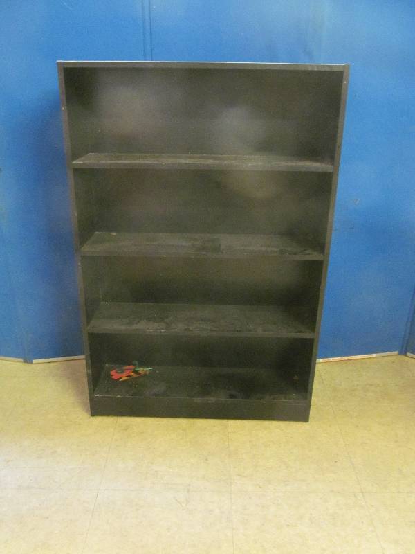 lot 122 image: book shelf