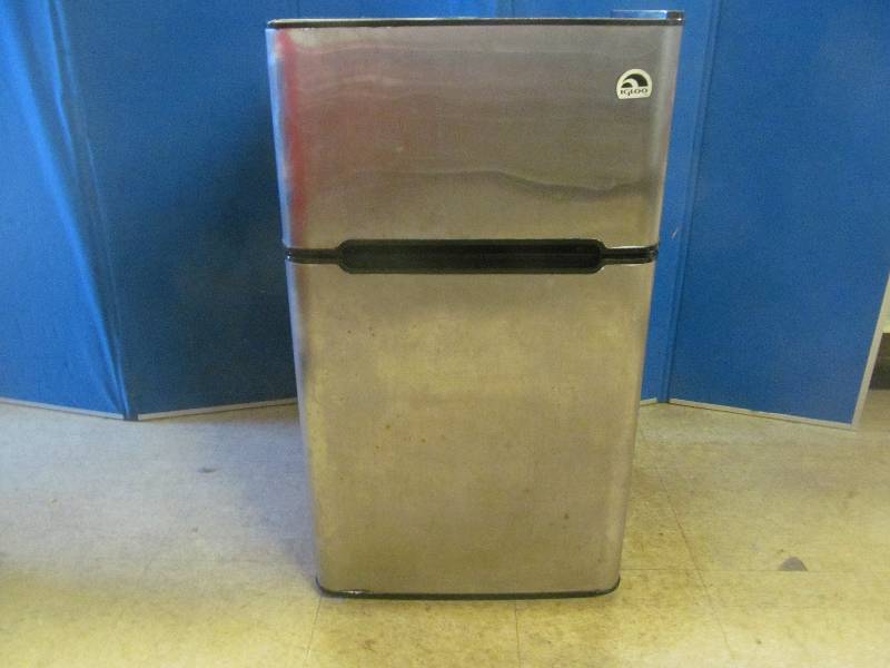 lot 124 image: Igloo House Refrigerator