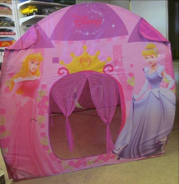lot 126 image: Disney Childrens indoor play hut