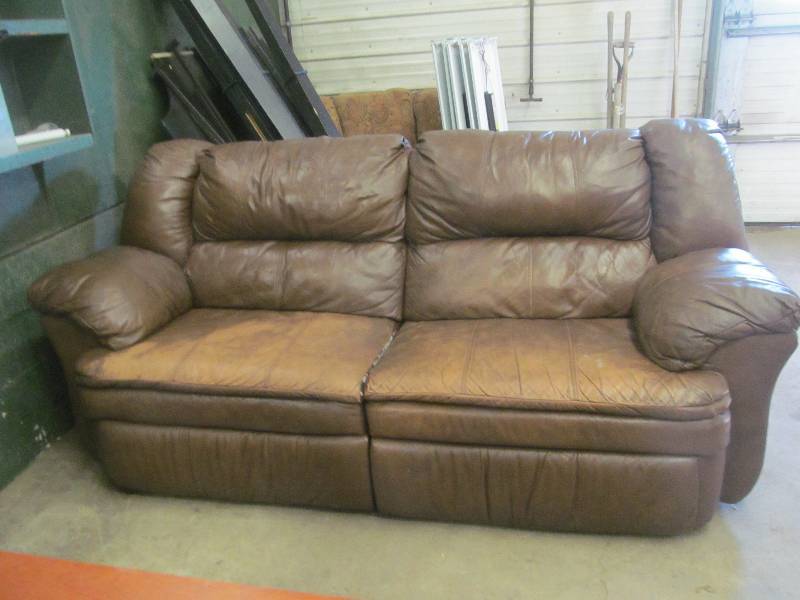 lot 129 image: reclining couch