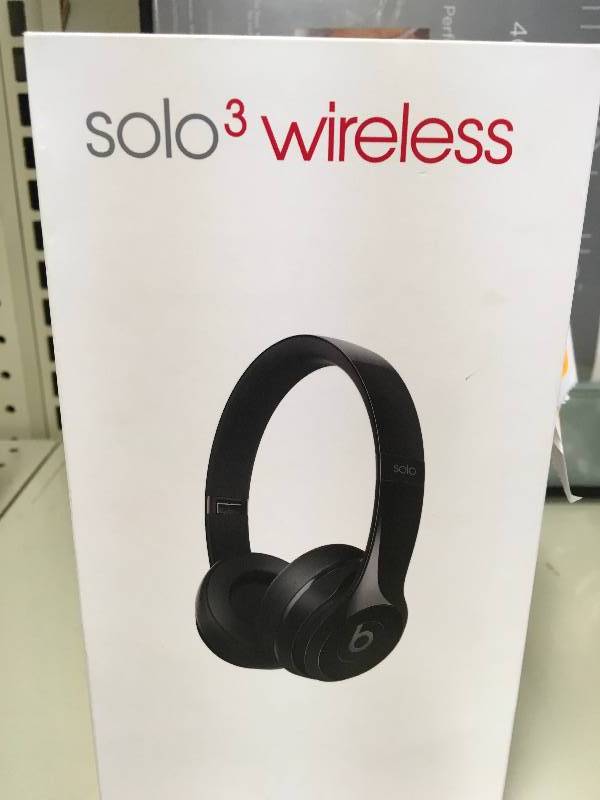 lot 73 image: BEATS MNEN2LLA SOLO3 BLK, MSRP $199.99