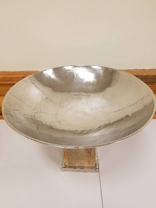 lot 5 image: Rustic Silver and Brown Pedestal Serving Bowl