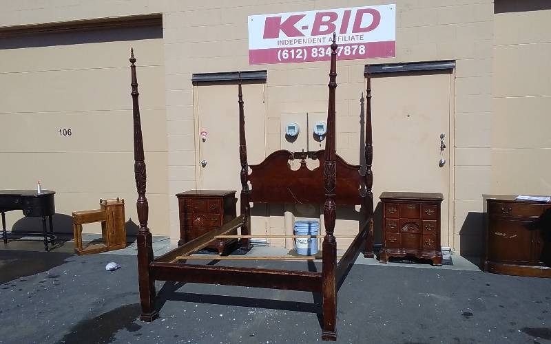 lot 1 image: Vintage Carved Wood 4-Poster Bed & Pair Of 3-Drawer Night Stands 27x16x29
