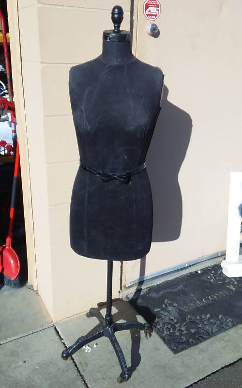 lot 7 image: Vintage Cast Iron Mannequin (Model Dress Form)