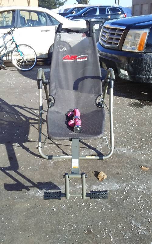lot 8 image: Ab Lounge Ultra Chair & Dumbbells