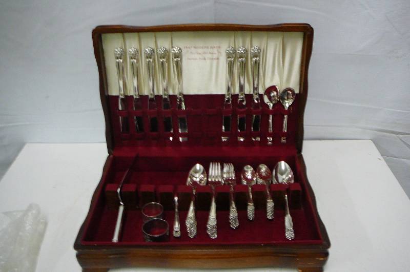 lot 4 image: Silver Plater Rogers Bros