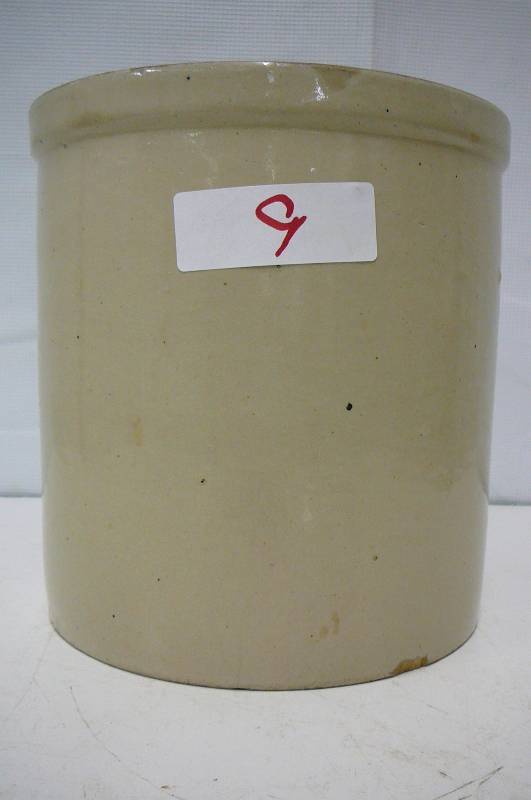 lot 9 image: Vintage Crock