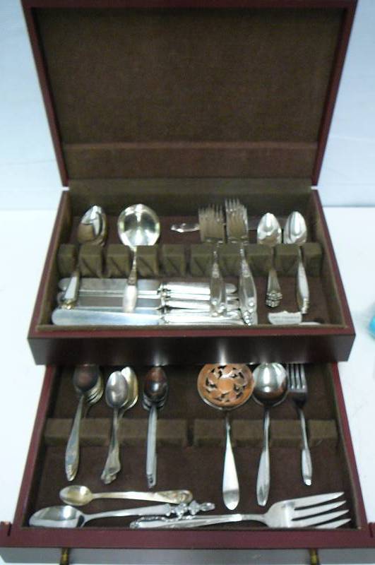 lot 12 image: Silverware Set Rogers Bros