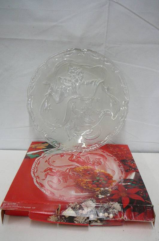 lot 15 image: Round Hostess plater 15