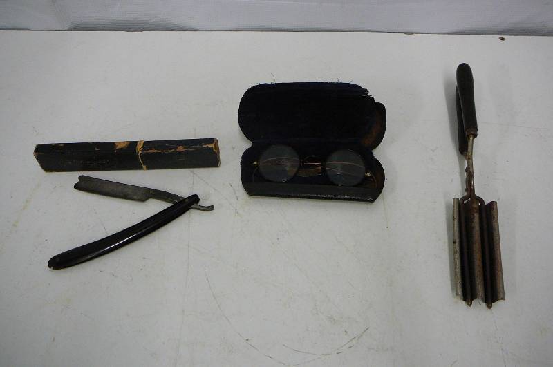 lot 30 image: Straight Razer Glasses Curling Iron