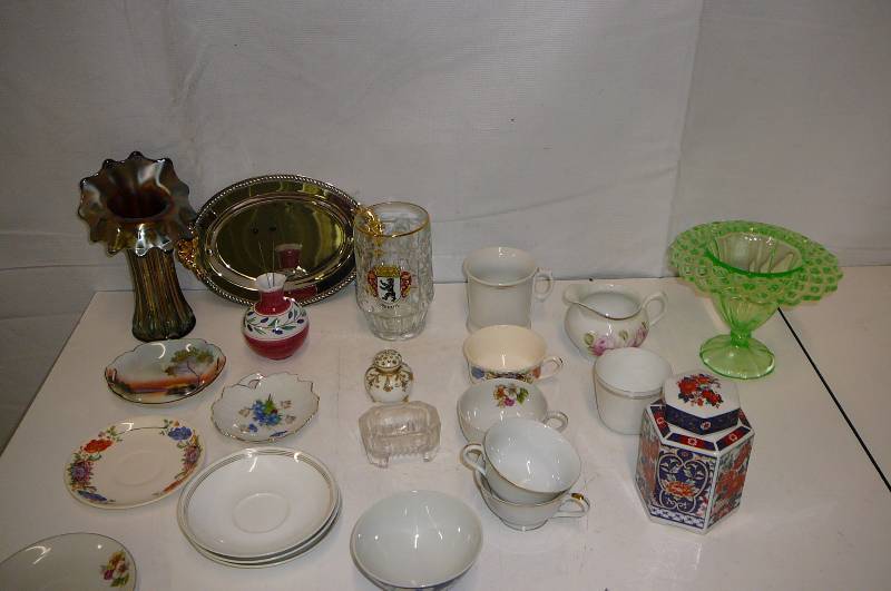 lot 38 image: Glassware