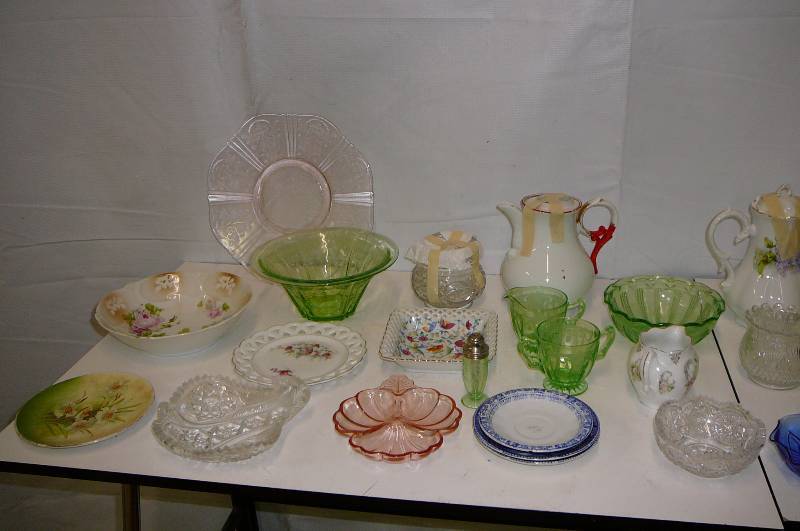lot 39 image: Lot of Vintage decorative glassware