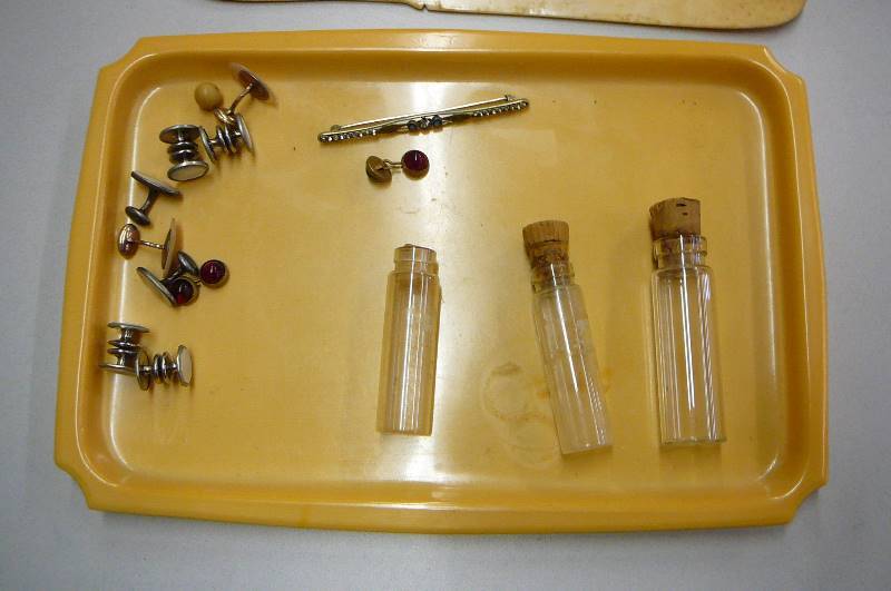 lot 29 image: Pyraltn Items Makeup kit