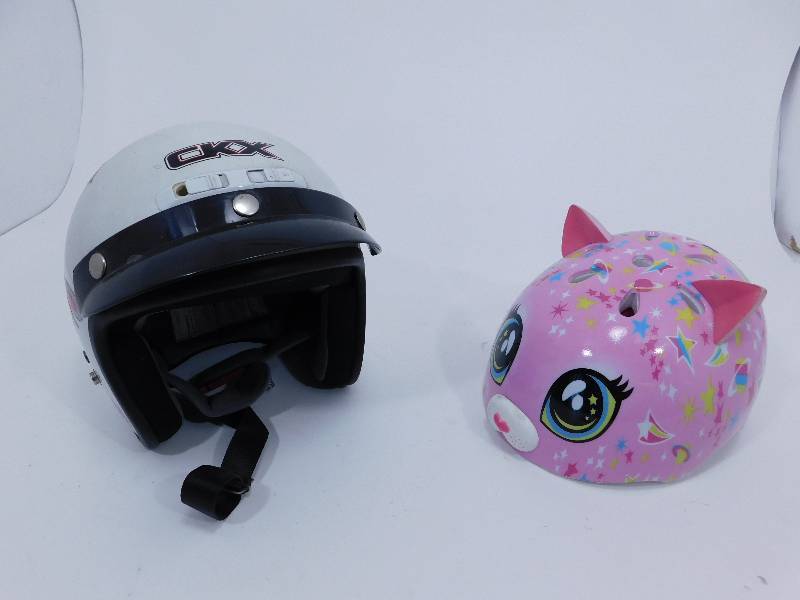 lot 29 image: 2 Childrens Helmets