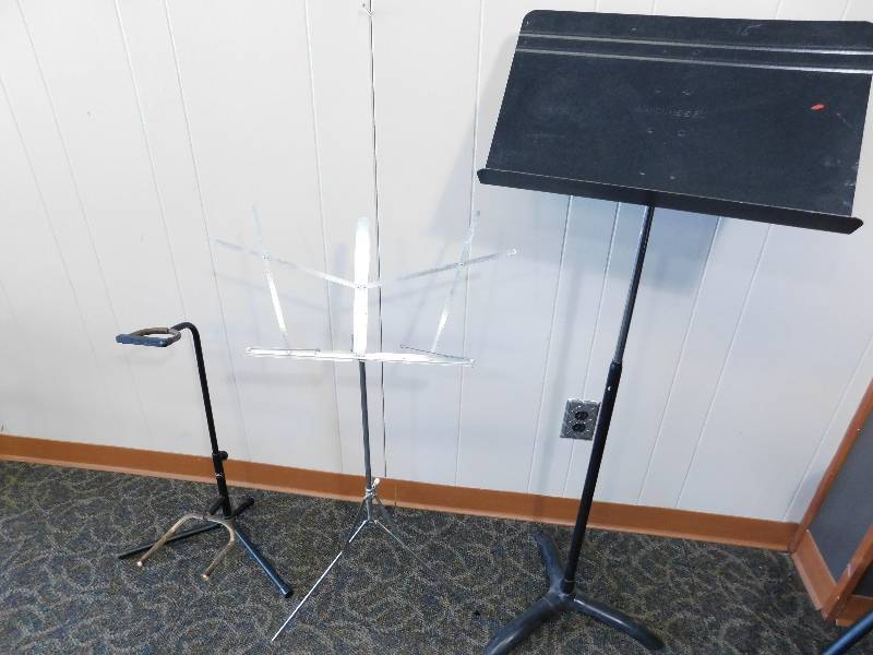 lot 31 image: Guitar Stand, 2 Sheet Music Stands