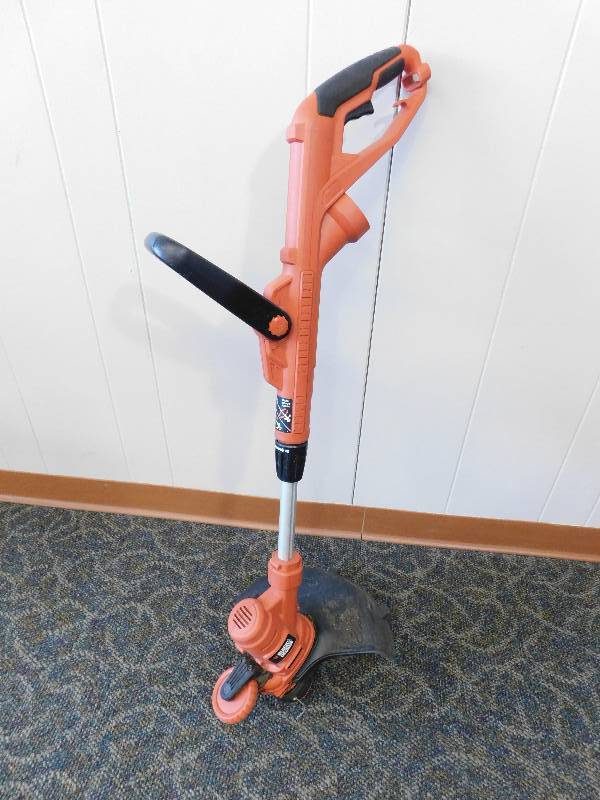 lot 32 image: Black  Decker Electric Weed Trimmer