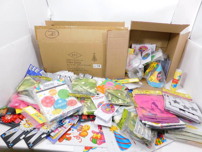 lot 81 image: Large Lot of Party Decorations