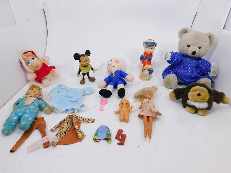 lot 123 image: Vintage Dolls and Stuffed Animals