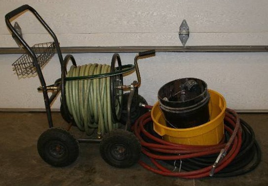 lot 22 image: Garden Hoses and Mobile Hose Reel