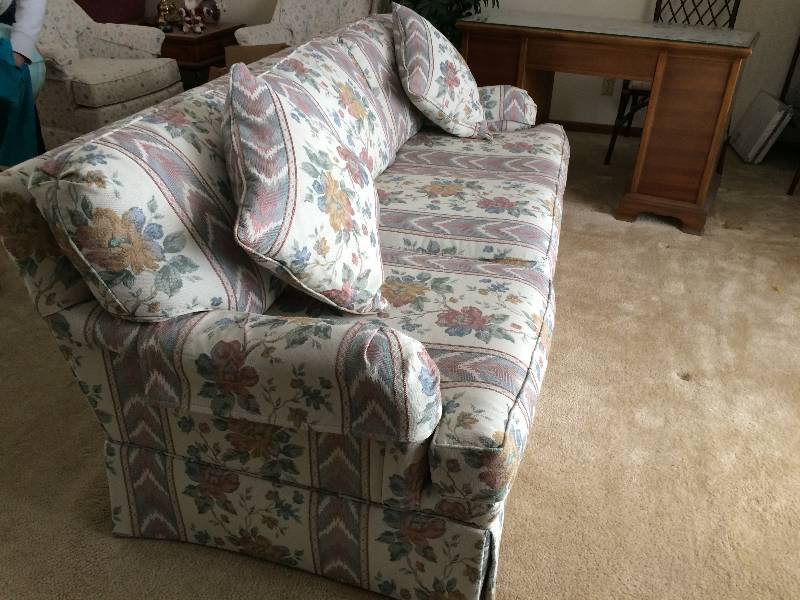 lot 1 image: Lovely High Quality Sherrill Furniture Company Overstuffed Sofa In A Native American Wild Flower Pattern Purchase At Daytons Hudsons - Excellent Condition - No Tears Or Stains 