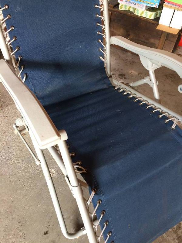 lot 15 image: ORIGINAL MESH ZERO-GRAVITY RECLINER Lawn Chair - Great Condition