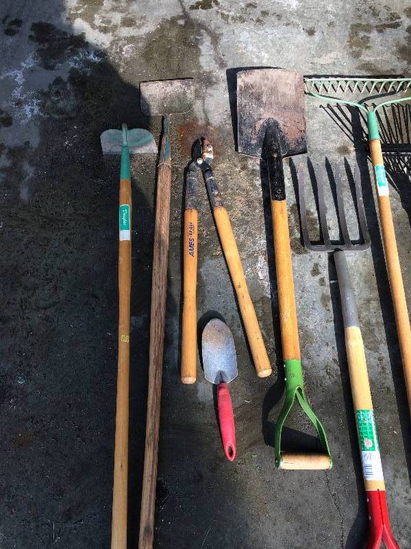 lot 31 image: Lot of 8 Garden Tools - Be Ready for Spring
