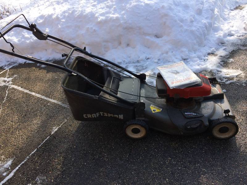 lot 34 image: 22 Craftsman Self-Propelled Lawn Mower with Bagging System