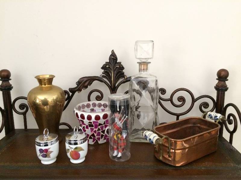 lot 46 image: ROYAL WORCESTER PORCELAIN EGG CODDLERS FRUIT PATTERN, PEACH & BERRIES SET OF 2 - MADE IN &nbspENGLAND PLUS ASSORTED OTHER HOME DECOR ITEMS