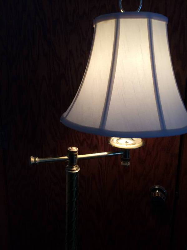 lot 51 image: Vintage Brass Floor Lamp - Base Has Light Wear