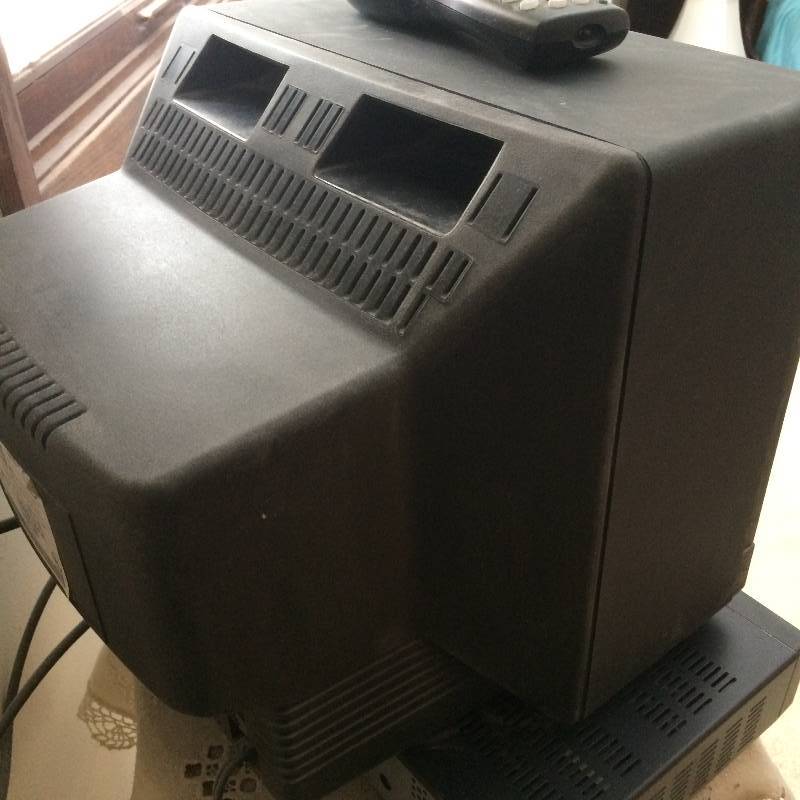 lot 59 image: Magnavox TV With Remote - Works - Does Not Include Motorola Box